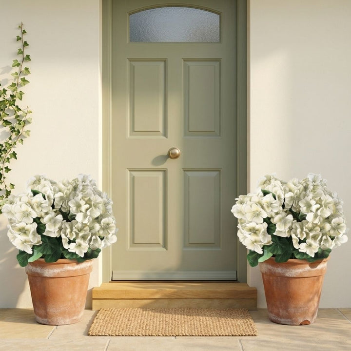 Bloomcroft™ – UV-Resistant Water-Dyed Silk Geraniums for Outdoor &amp; Indoor Decor + 50% OFF